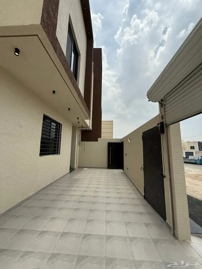 للبيع دور أرضي بحوش وشقه علويه بسطح حي الزهور المحاله ابها 5