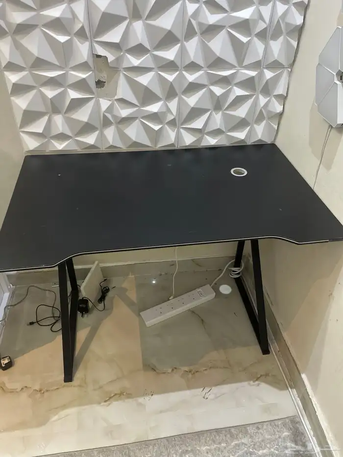 طاولة قيمنق او للدراسه نظيفه 0