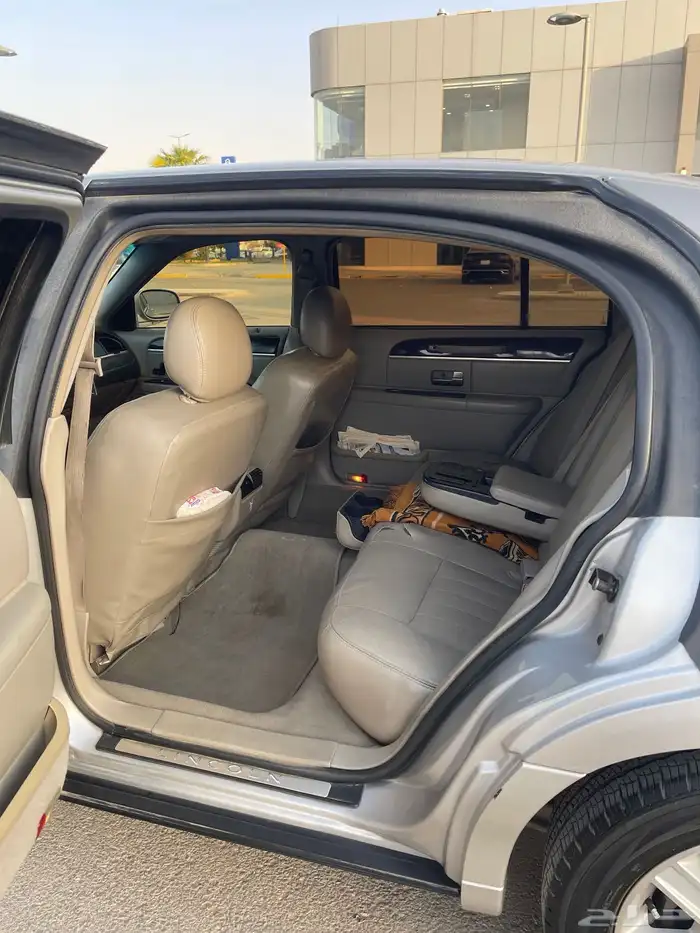 Lincoln Town Car   Executive (لارج) 13