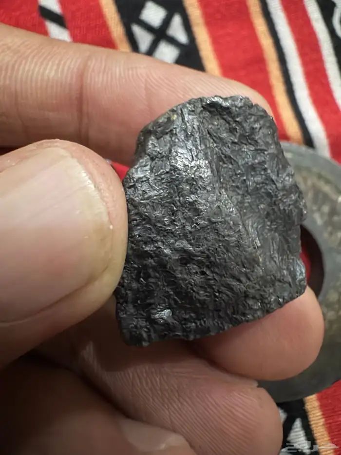 حجر نيزك نادر ينجذب للمغناطيس 1