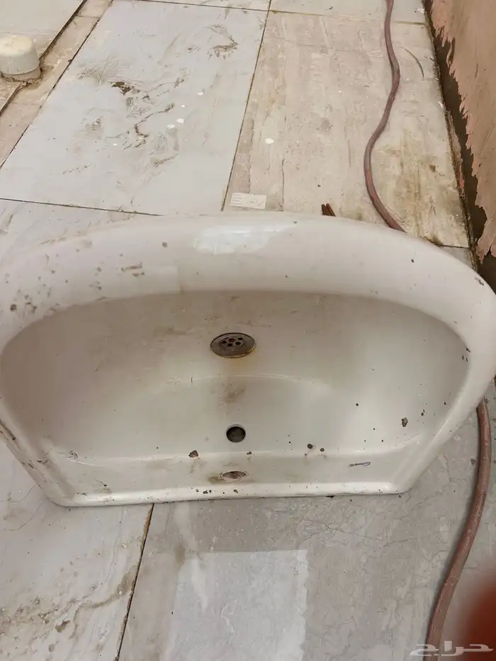 مغاسل عدد 2وشبابيك مكيفات عدد 2 كرسي افرنجي 1 اكرمكم الله 1