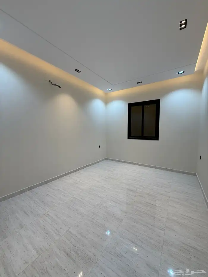 للبيع ارواف علويه بمداخل مستقله وشقق ارضيه ف حي الراقي 19