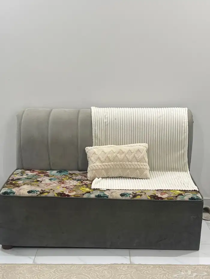 كنب صاله 4 مع الطاولات نظيف سبب البيع نقلت ولا جاء ف الصاله 0