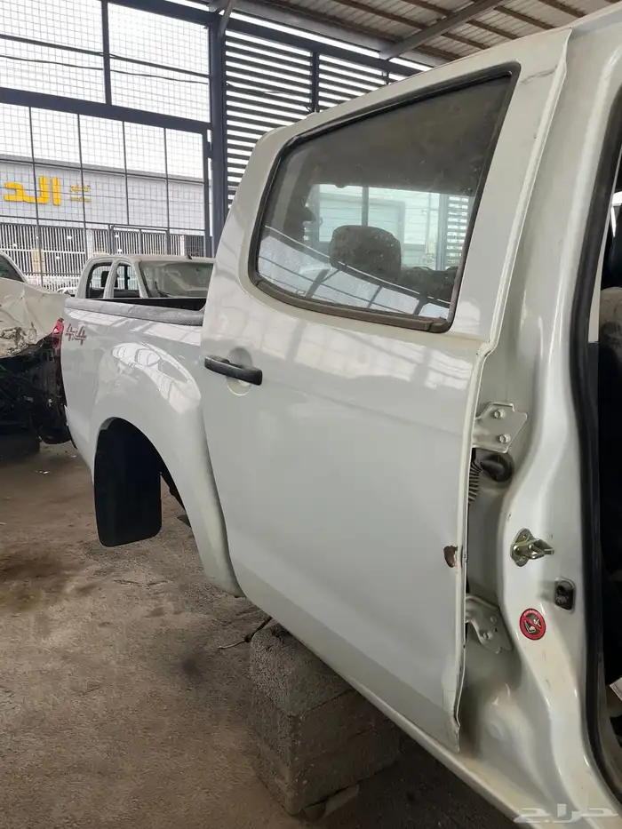 ايسوزو ديماكس 2023 مصدومه قطع غيار فقط 5