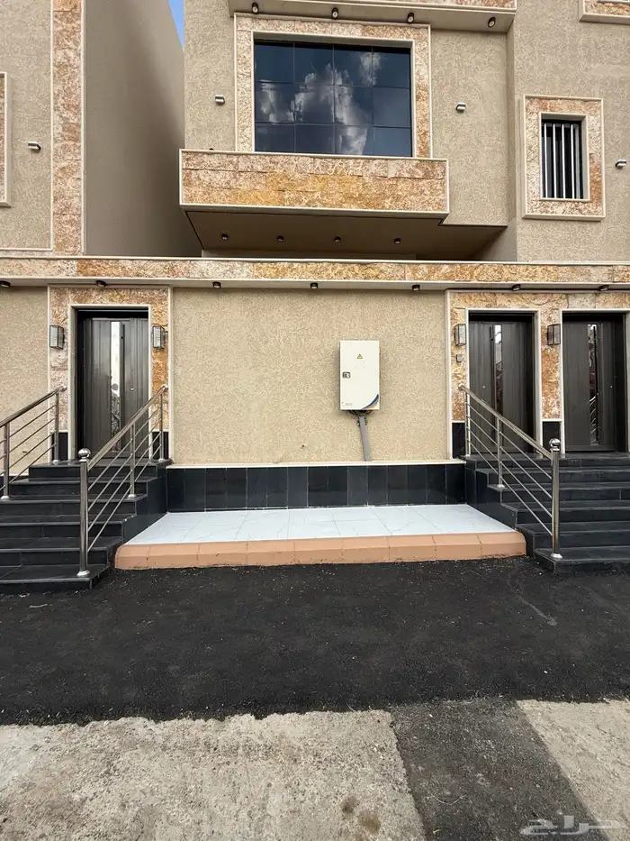 للبيع ارواف علويه بمداخل مستقله وشقق ارضيه ف حي الراقي 2