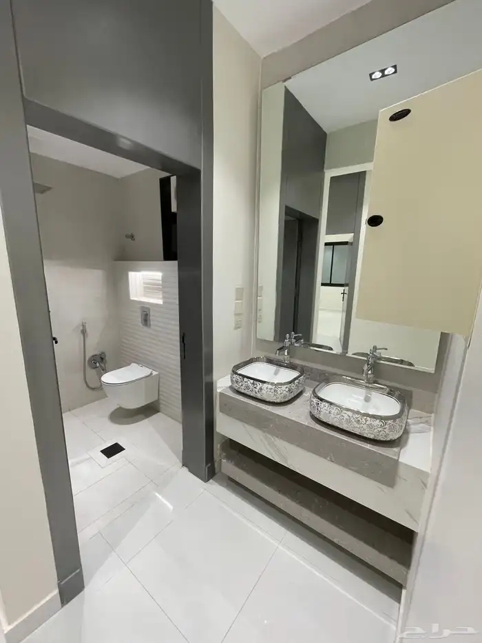 شقق ارضيه وشقق علويه بسطح خاص ومصعد جاهز بحي المعارض 25