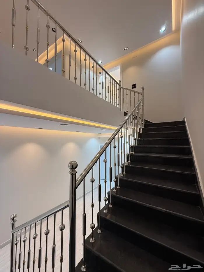 للبيع ارواف علويه بمداخل مستقله وشقق ارضيه ف حي الراقي 46