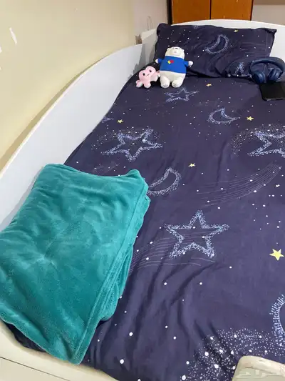 سرير ابيض بدورين index