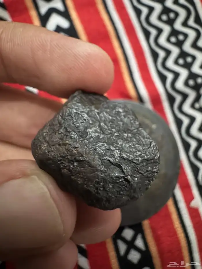 حجر نيزك نادر ينجذب للمغناطيس 0