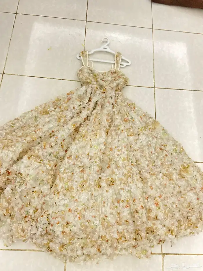 فستان مره فخم بس صغير علي مقاسه ميديم m اخذته لزواج اختي 0