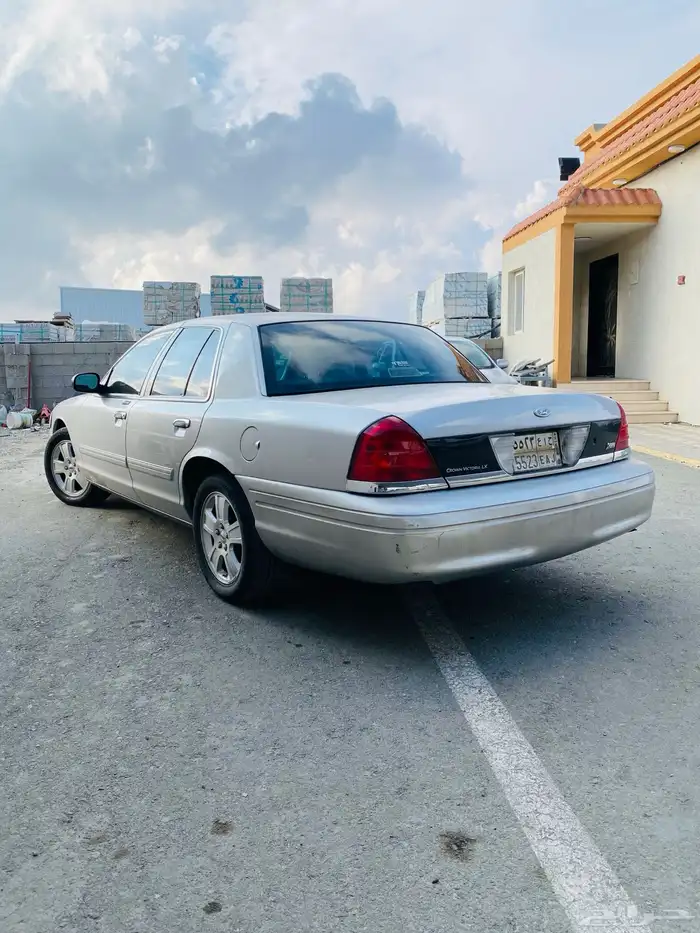 فورد كراون فيكتوريا 2011 3