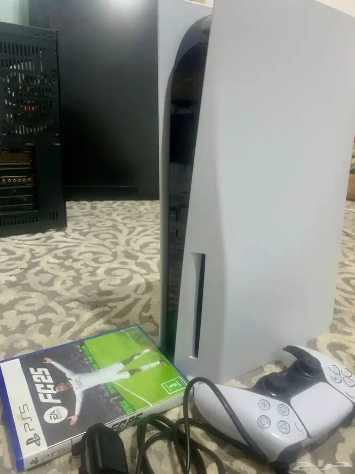بلايستيشن 5 يدين وفيفا 1