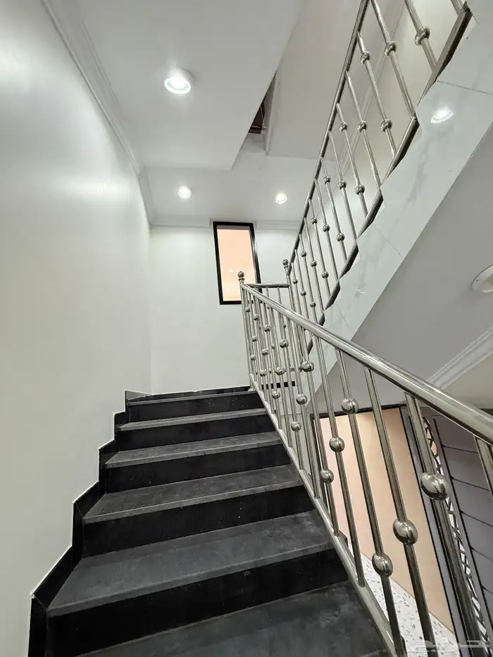 للبيع روف علوي بمدخل سياره تشطيبVipبمساحه346م 3