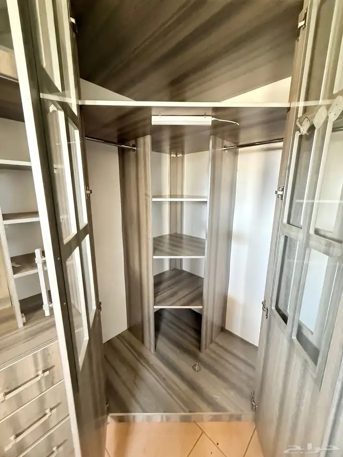 دولاب خشب وتسريحة وسرير 0