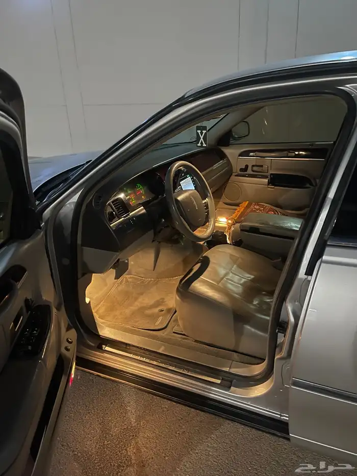 Lincoln Town Car   Executive (لارج) 26