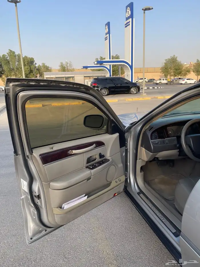 Lincoln Town Car   Executive (لارج) 4