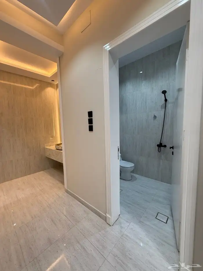 للبيع ارواف علويه بمداخل مستقله وشقق ارضيه ف حي الراقي 56