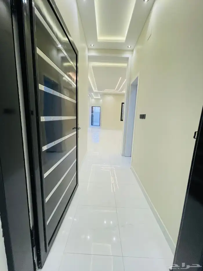 للبيع روف علوي مع ملحق درج خارجي فقط شمال الخمس 22