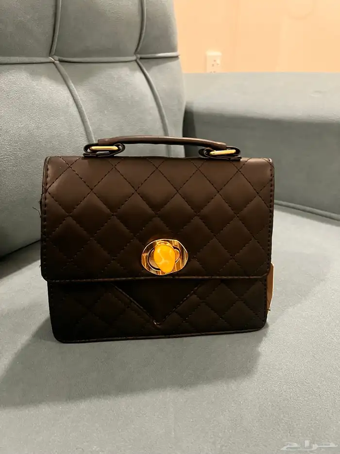 شنط للبيع الأسود ب70 الأبيض ب 80 الحمراء 100 0