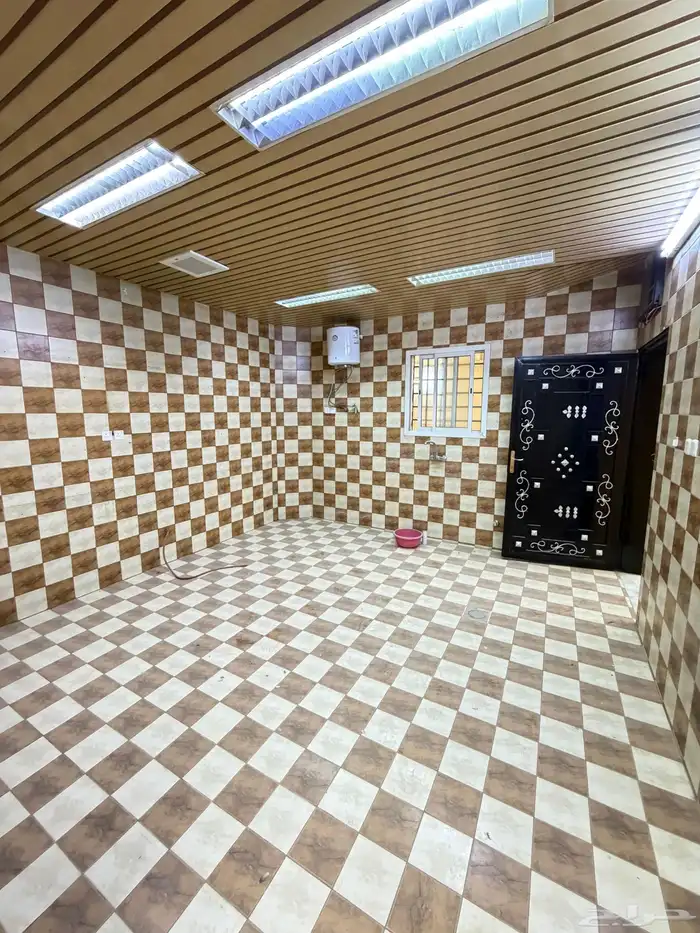 للإيجار دور أرضي بحي أشبيلية ب70 الف على الشور 15