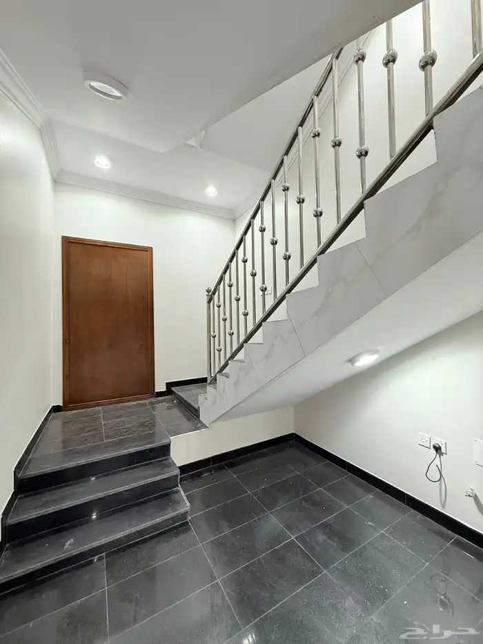 للبيع روف علوي بمدخل سياره تشطيبVipبمساحه346م 2