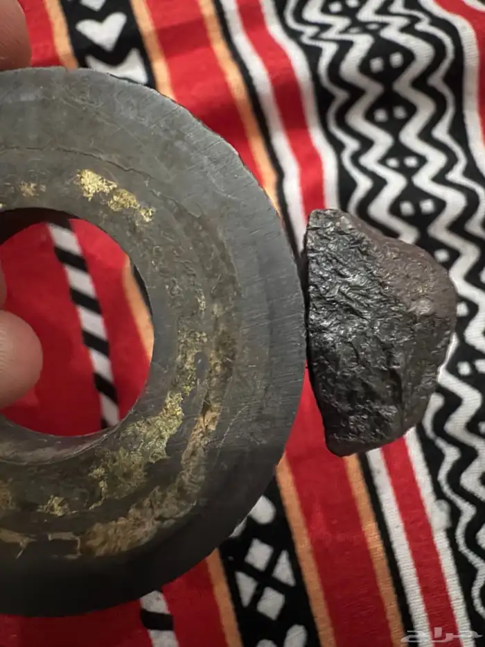 حجر نيزك نادر ينجذب للمغناطيس 2