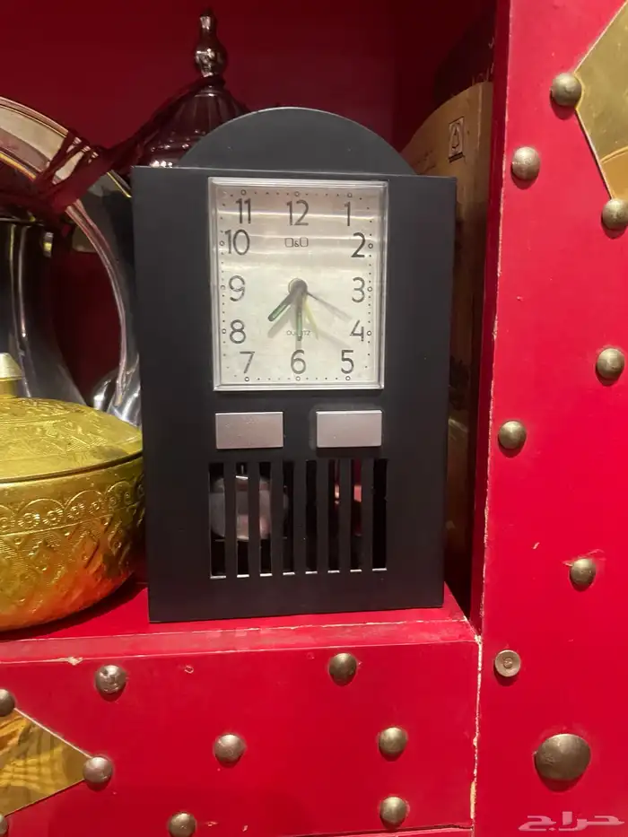 ساعه قديمه فيها منبه ونور 0