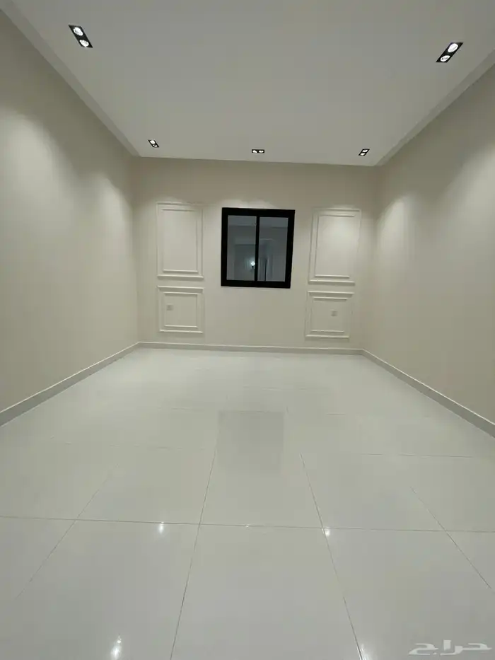 شقق ارضيه وشقق علويه بسطح خاص ومصعد جاهز بحي المعارض 24