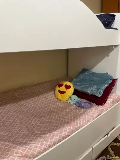 سرير ابيض بدورين index