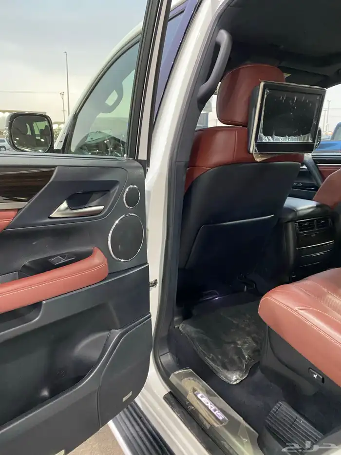 لكزس LX570 2017 ممشى قليل 8