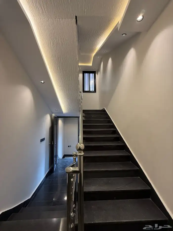 للبيع ارواف علويه بمداخل مستقله وشقق ارضيه ف حي الراقي 27