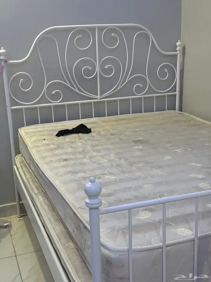 وجود عدد 2 سرير ايكيا بكافة ملحقاته مع جلسه مع مكتب اضافي 0