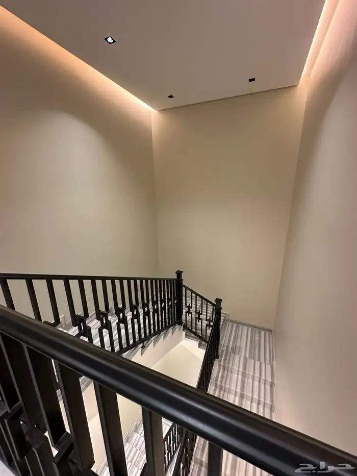 للبيع فيلا مودرن قريبه من ممشى الراقى بخميس مشيط 24