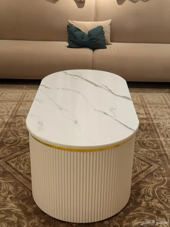 طاولة بتصميم عصري وفخم 0