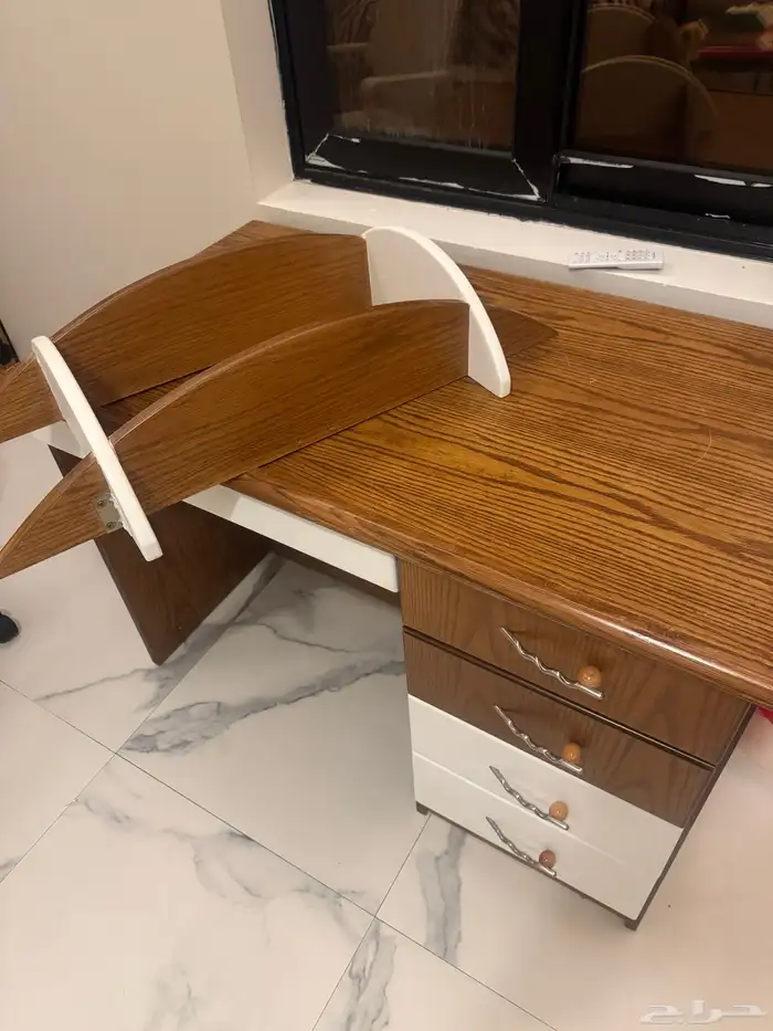 للبيع طاولة مكتبية جديده مع رف 0