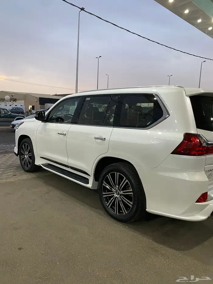 لكزس LX570 2017 ممشى قليل 11