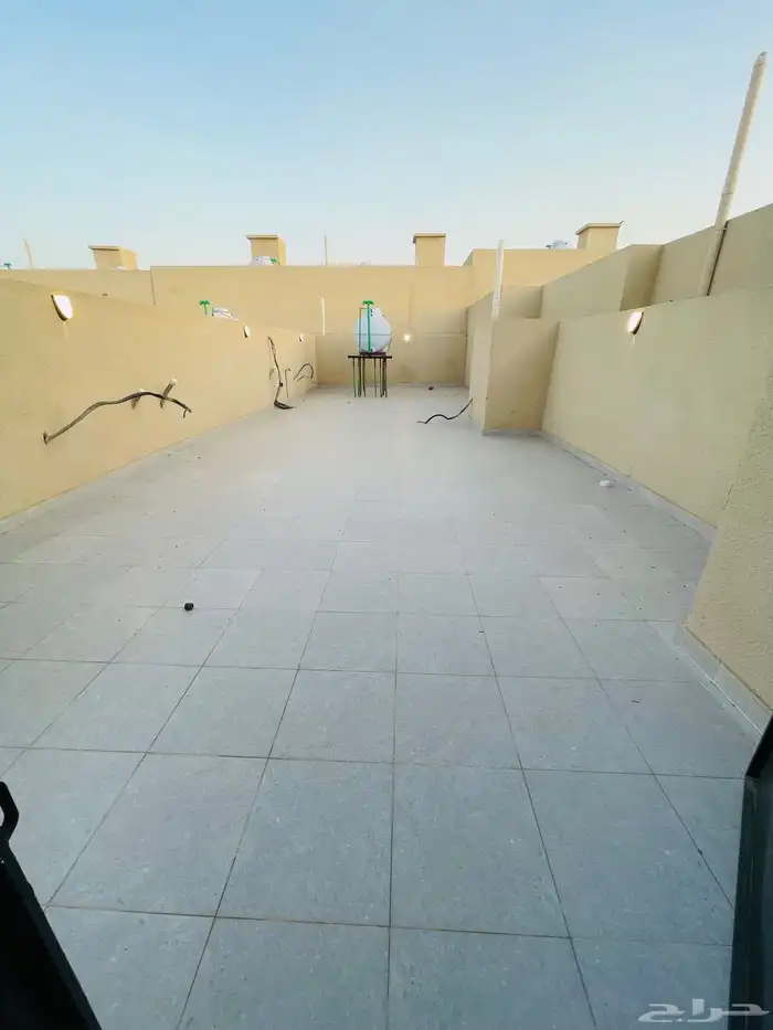 للبيع شقق علوي مع سطح خاص بحي الضيافة غرب الخميس بسعر 520 28