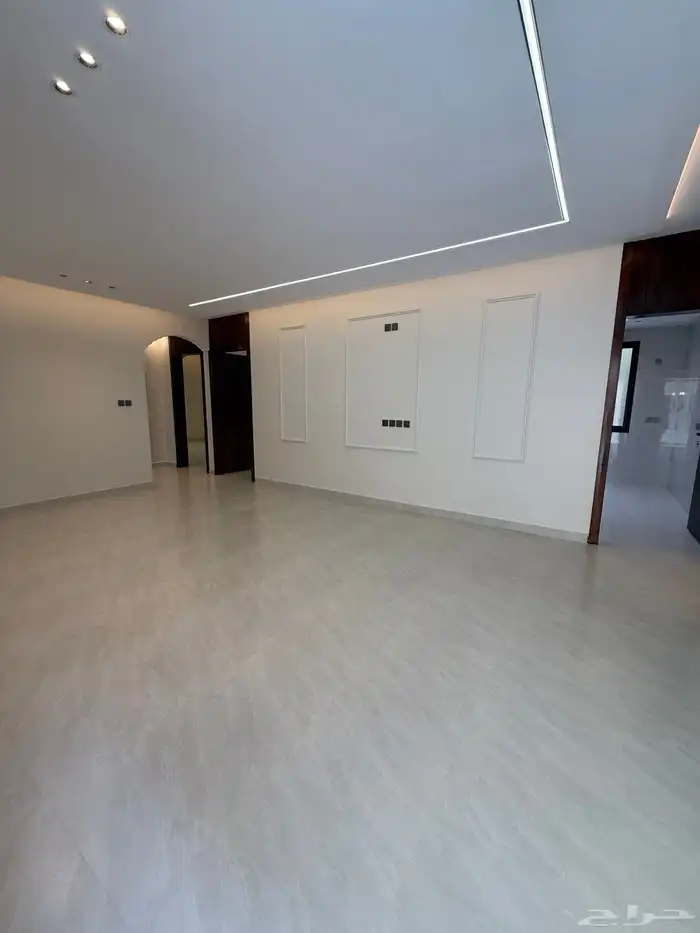 للبيع دور أرضي بحوش وشقه علويه بسطح حي الزهور المحاله ابها 15