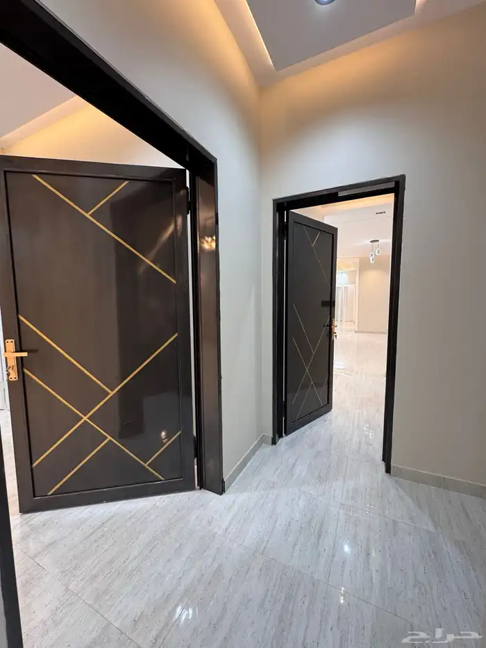 للبيع شقه 6 غرف vip مع سطح من 500 الف حى دره الموسي 4