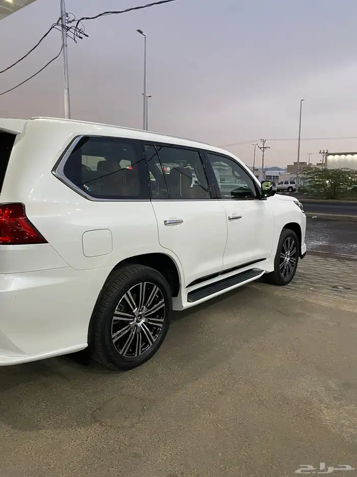 لكزس LX570 2017 ممشى قليل 10