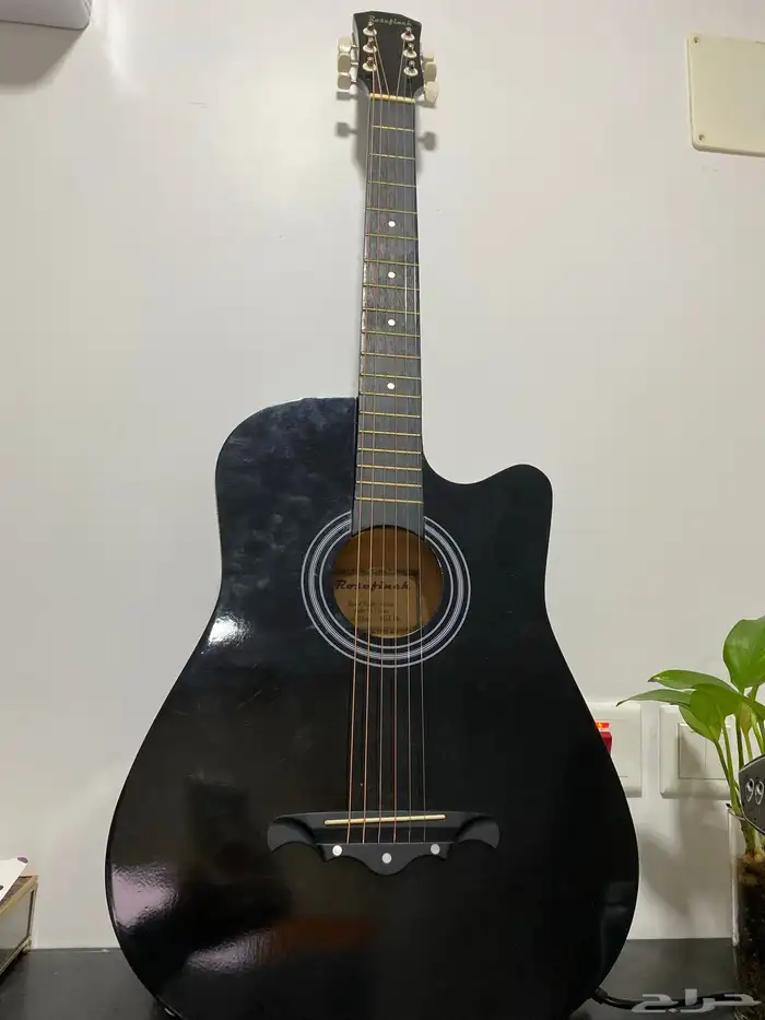 للبيع قيتار ب شنطته سعر البيع 350 0