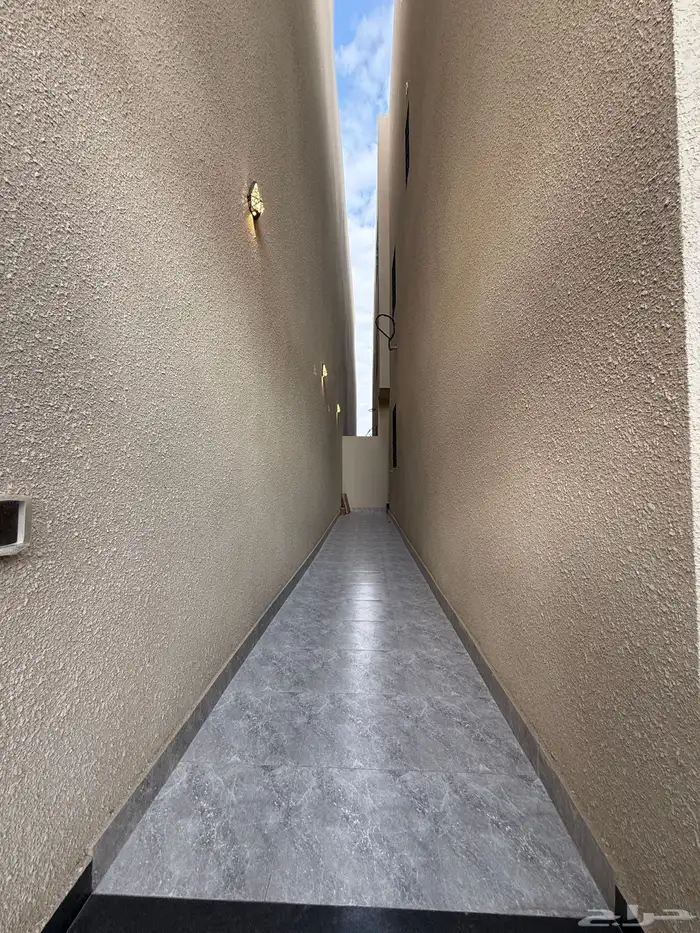 للبيع ارواف علويه بمداخل مستقله وشقق ارضيه ف حي الراقي 5