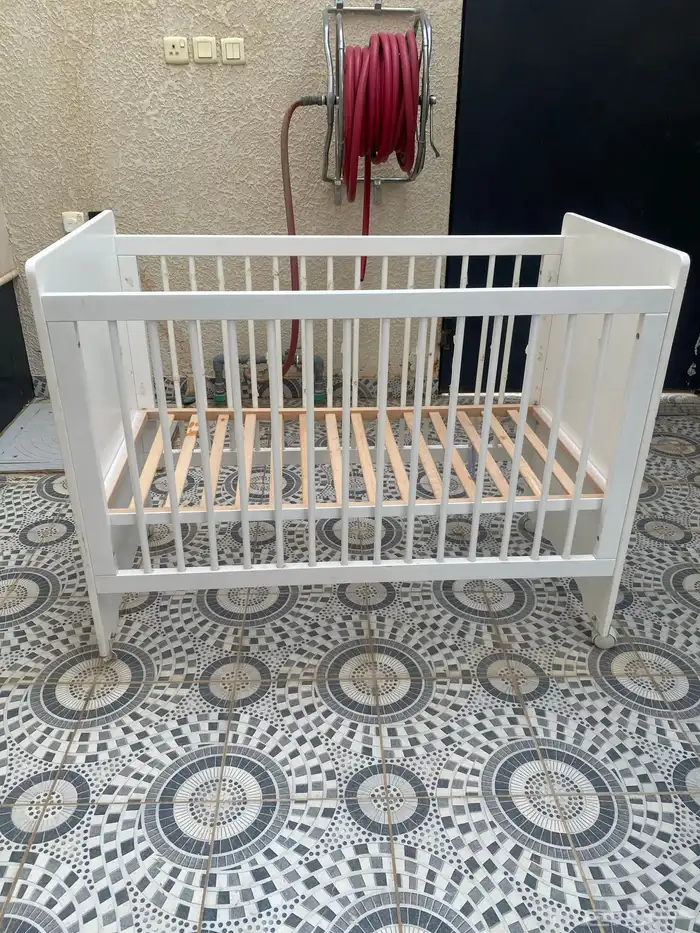 سرير اطفال وكرسي اطفال 0