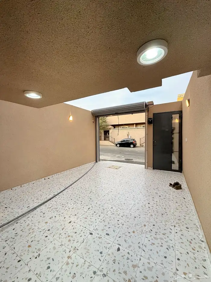 للبيع روف علوي بمدخل سياره تشطيبVipبمساحه346م 1