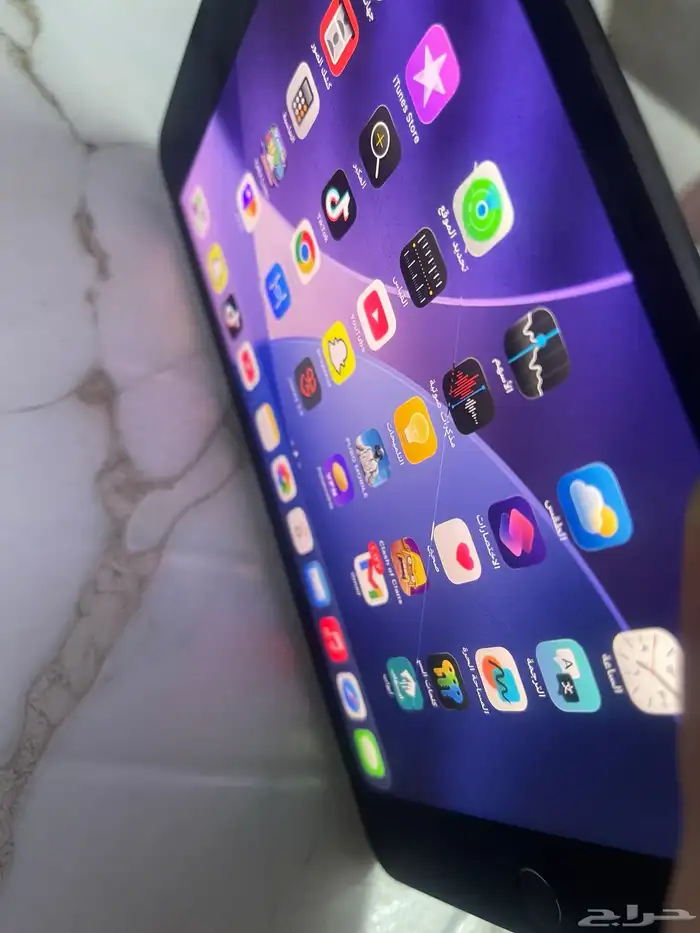 ايباد 5ميني شريحه وواي فاي   ذاكره 64 ..فيه كسر بالشاشه طول 5