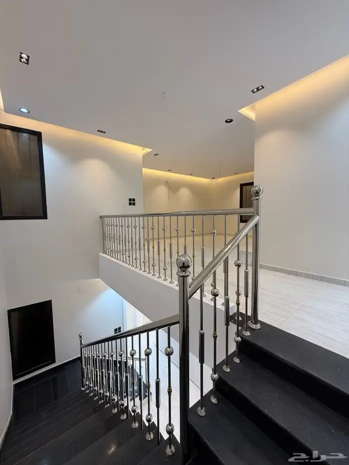 للبيع ارواف علويه بمداخل مستقله وشقق ارضيه ف حي الراقي 47