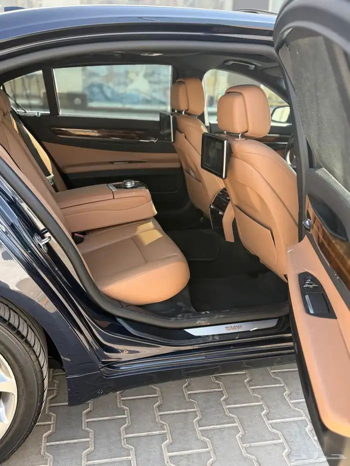 بي ام دبليو الفئة السابعة 730 موديل 2015 مخزن 18