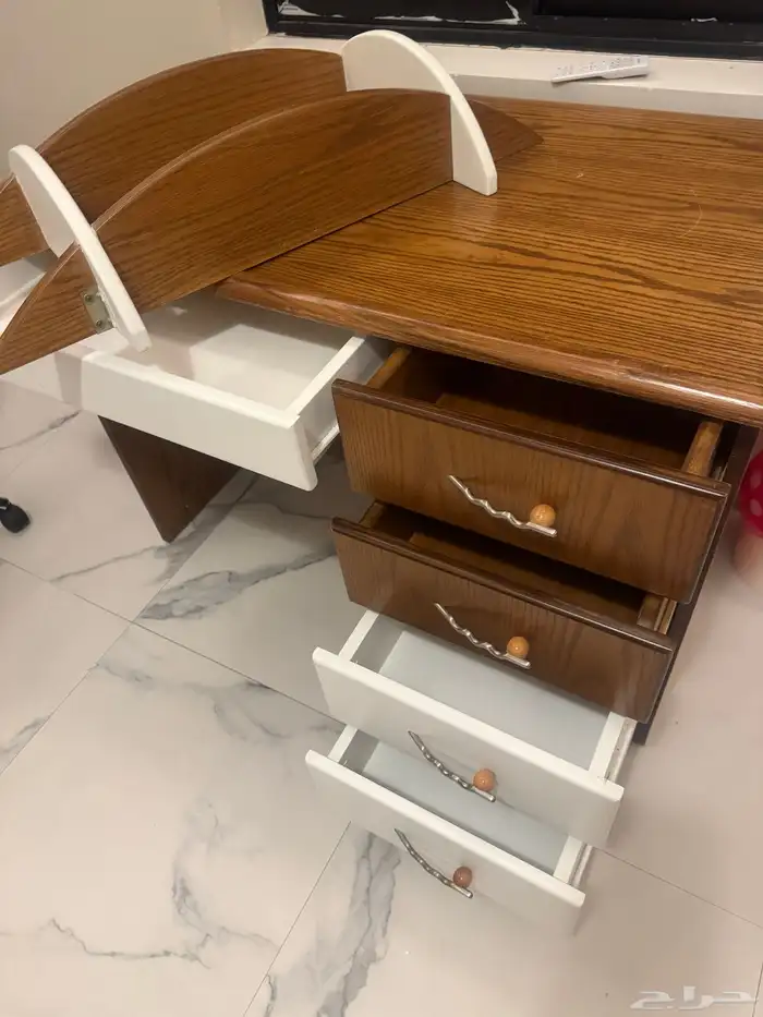 للبيع طاولة مكتبية جديده مع رف 1