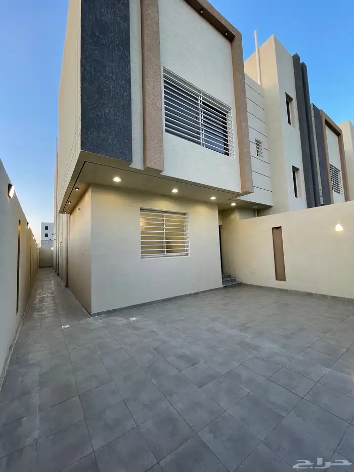 للبيع دور ارضى بحوش وبايكة سياره من 590 الف ابها حى الزهور 3