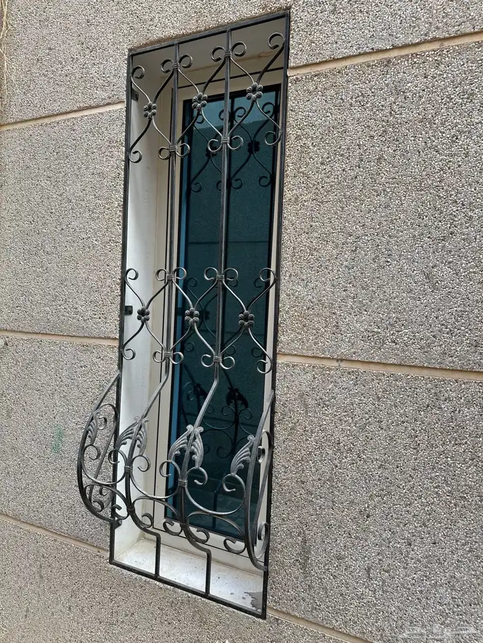 نافذه الالمنيوم مع حديد مشغول 1